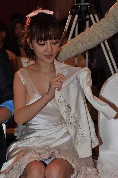 闯关女子走光图片无码,全程无码记录引发热议